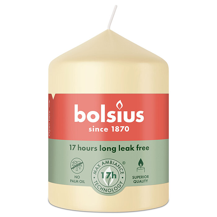 Eine Stumpenkerze von Bolsius mit den Maßen 80/58mm (H/DM) in der Farbe "Haferbeige".