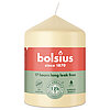 Eine Stumpenkerze von Bolsius mit den Maßen 80/58mm (H/DM) in der Farbe "Haferbeige".