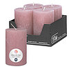 Eine Rustik-Stumpenkerze von Decolite 110/70mm (H/DM) mit Etikett „Safe Candle“ und "51h Brenndauer" in der Farbe Antikrosa. Im Hintergrund ist der komplette 4er Pack der angebotenen Kerzen abgebildet, ein grauer Umkarton mit "Safe Candle" Aufdruck.
