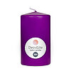 Eine Stumpenkerze von Decolite 100/60mm (H/DM) mit Etikett „Safe Candle“ und 36h Brenndauer in der Farbe Lila.