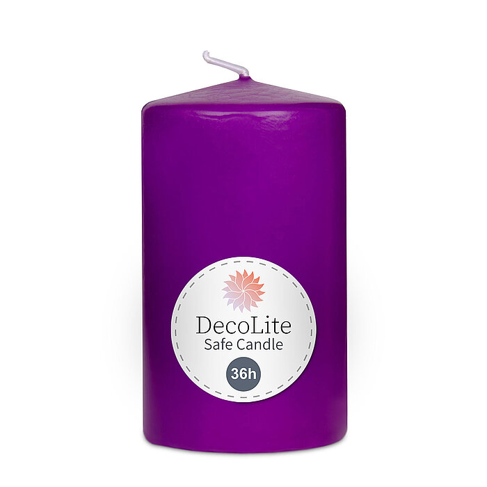 Eine Stumpenkerze von Decolite 100/60mm (H/DM) mit Etikett „Safe Candle“ und 36h Brenndauer in der Farbe Lila.