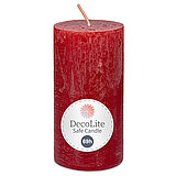 Eine Decolite Rustik-Stumpenkerze in Rot mit der Größe 140/70mm. Auf dem Etikett mit Decolite-Logo kann der Hinweis "Safe Candle" und die Brenndauer von 69h abgelesen werden.