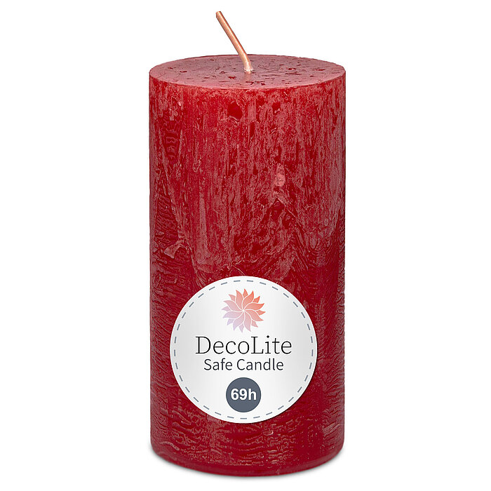 Eine Decolite Rustik-Stumpenkerze in Rot mit der Größe 140/70mm. Auf dem Etikett mit Decolite-Logo kann der Hinweis "Safe Candle" und die Brenndauer von 69h abgelesen werden.