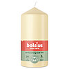 Eine Stumpenkerze von Bolsius mit den Maßen 120/58mm (H/DM) in der Farbe "Haferbeige".