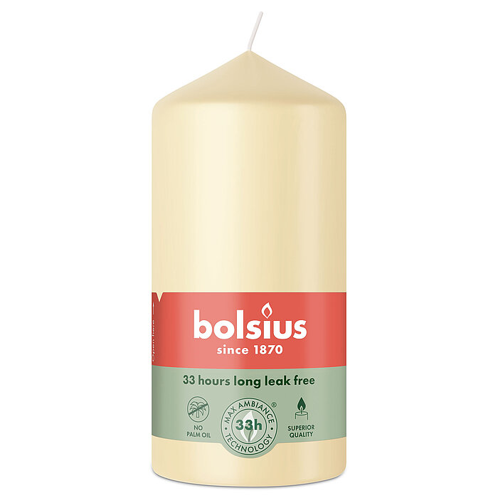 Eine Stumpenkerze von Bolsius mit den Maßen 120/58mm (H/DM) in der Farbe "Haferbeige".