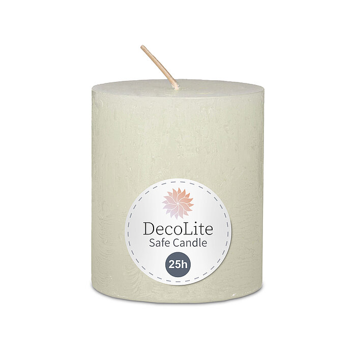 Eine Decolite Rustik-Stumpenkerze in Wollweiß mit der Größe 80/70mm. Auf dem Etikett mit Decolite-Logo kann der Hinweis "Safe Candle" und die Brenndauer von 25h abgelesen werden.