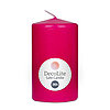 Eine Stumpenkerze von Decolite 100/60mm (H/DM) mit Etikett „Safe Candle“ und 36h Brenndauer in der Farbe Fuchsia.