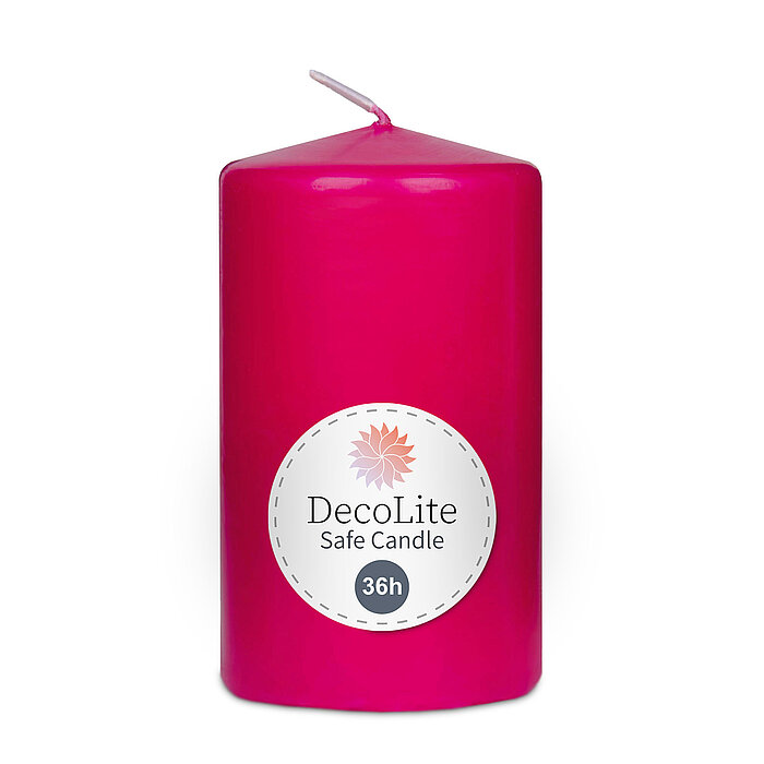 Eine Stumpenkerze von Decolite 100/60mm (H/DM) mit Etikett „Safe Candle“ und 36h Brenndauer in der Farbe Fuchsia.