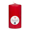 Eine Stumpenkerze von Decolite 130/70mm (H/DM) mit Etikett „Safe Candle“ und 61h Brenndauer in der Farbe Rot.