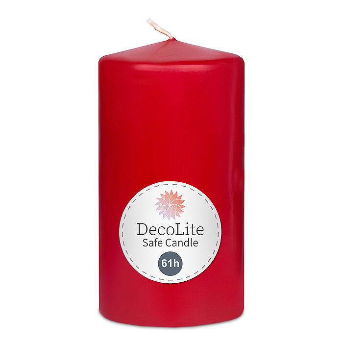 Eine Stumpenkerze von Decolite 130/70mm (H/DM) mit Etikett „Safe Candle“ und 61h Brenndauer in der Farbe Rot.