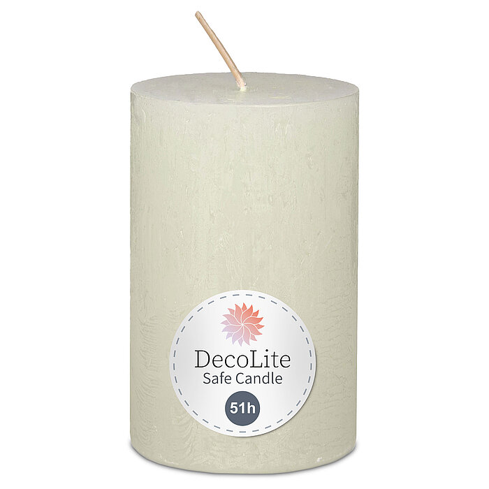 Eine Decolite Rustik-Stumpenkerze in Anthrazit mit der Größe 110/70mm. Auf dem Etikett mit Decolite-Logo kann der Hinweis "Safe Candle" und die Brenndauer von 51h abgelesen werden.