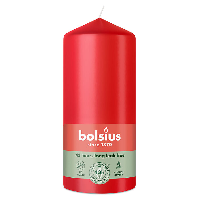Eine Stumpenkerze von Bolsius mit den Maßen 130/68mm (H/DM) in der Farbe "Zartes Rot".