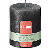 Rustik Shimmer Stumpenkerze von Bolsius in der Farbe Stürmisches Grau in der Größe 8x6,8cm.
