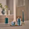 Wohnidee mit Stumpen- und Spitzkerzen Marble Kollektion in Petrol