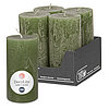 Eine Rustik-Stumpenkerze von Decolite 140/70mm (H/DM) mit Etikett „Safe Candle“ und "69h Brenndauer" in der Farbe Olive. Im Hintergrund ist das komplette 4er Paket der angebotenen Kerzen abgebildet, ein grauer Umkarton mit "Safe Candle" Aufdruck.