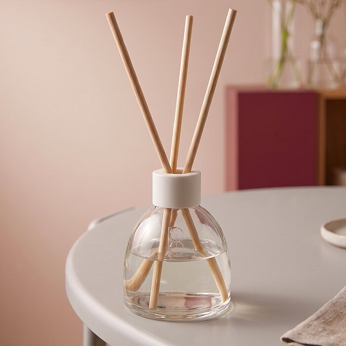 True Scents von Bolsius Raumduft mit drei Holzstäbchen als Nahaufnahme