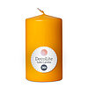 Eine Stumpenkerze von Decolite 100/60mm (H/DM) mit Etikett „Safe Candle“ und 36h Brenndauer in der Farbe Zitrone.