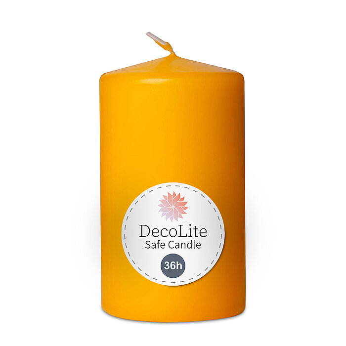 Eine Stumpenkerze von Decolite 100/60mm (H/DM) mit Etikett „Safe Candle“ und 36h Brenndauer in der Farbe Zitrone.
