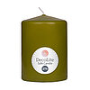 Eine Stumpenkerze von Decolite 80/60mm (H/DM) mit Etikett „Safe Candle“ und 27 Stunden Brenndauer in der Farbe Olive.