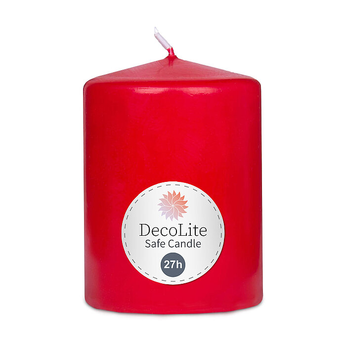 Eine Stumpenkerze von Decolite 80/60mm (H/DM) mit Etikett „Safe Candle“ und 27 Stunden Brenndauer in der Farbe Rot.