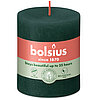 Rustik Stumpenkerze durchgefärbt von Bolsius in der Farbe Pinien-Grün mit den Maßen 80/68mm (H/DM)