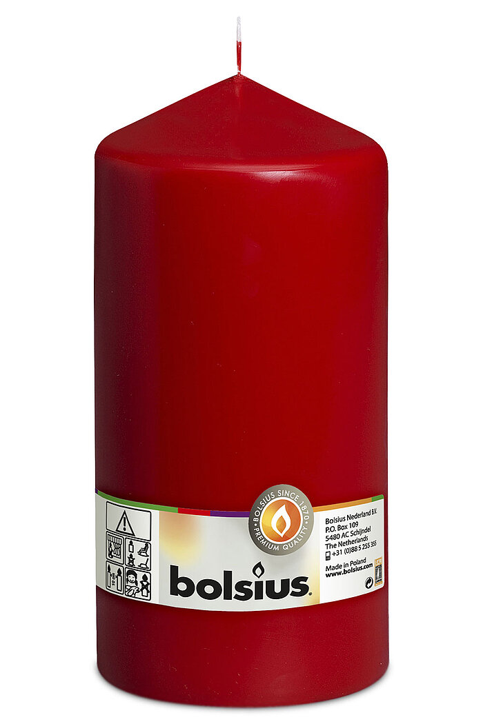 1 Stumpenkerze von Bolsius in der Größe 20x9,8cm in der Farbe rot.