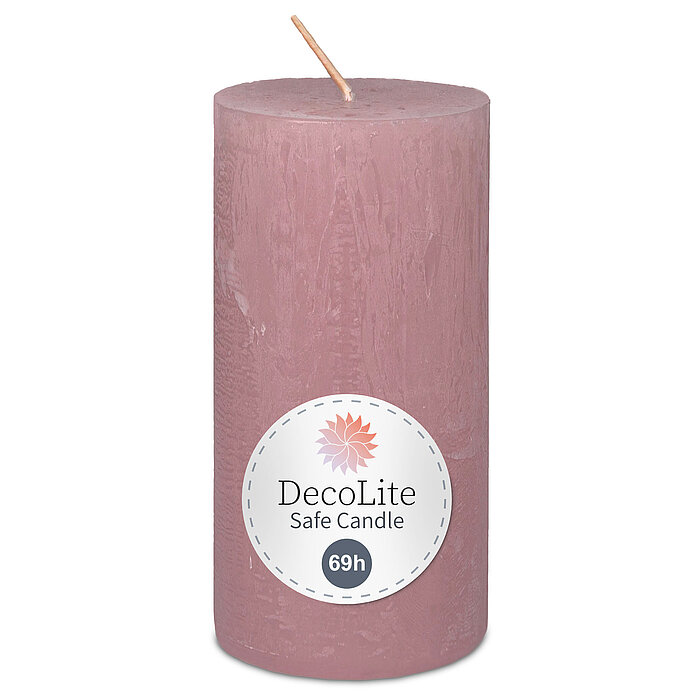 Eine Decolite Rustik-Stumpenkerze in Antikrosa mit der Größe 140/70mm. Auf dem Etikett mit Decolite-Logo kann der Hinweis "Safe Candle" und die Brenndauer von 69h abgelesen werden.
