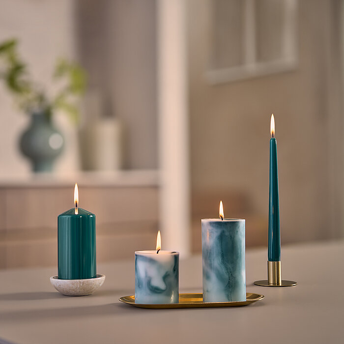 Wohnidee mit Stumpen- und Spitzkerzen Marble Kollektion in Petrol