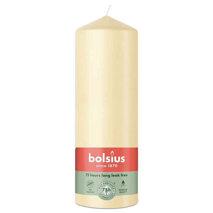 Eine Stumpenkerze von Bolsius mit den Maßen 200/68mm (H/DM) in der Farbe "Haferbeige".