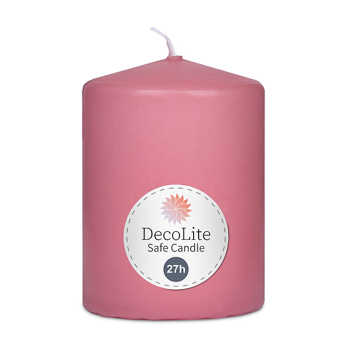 Eine Stumpenkerze von Decolite 80/60mm (H/DM) mit Etikett „Safe Candle“ und 27 Stunden Brenndauer in der Farbe Antikrosa.