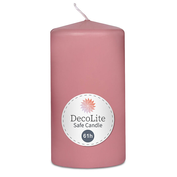 Eine Stumpenkerze von Decolite 130/70mm (H/DM) mit Etikett „Safe Candle“ und 61h Brenndauer in der Farbe Antikrosa.