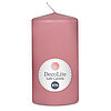 Eine Stumpenkerze von Decolite 130/70mm (H/DM) mit Etikett „Safe Candle“ und 61h Brenndauer in der Farbe Antikrosa.