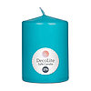 Eine Stumpenkerze von Decolite 80/60mm (H/DM) mit Etikett „Safe Candle“ und 27 Stunden Brenndauer in der Farbe Türkis.