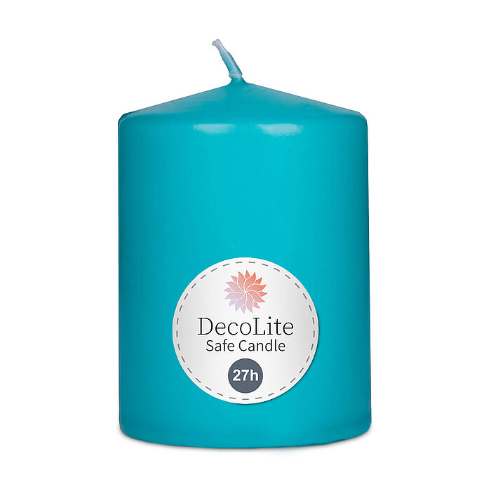 Eine Stumpenkerze von Decolite 80/60mm (H/DM) mit Etikett „Safe Candle“ und 27 Stunden Brenndauer in der Farbe Türkis.