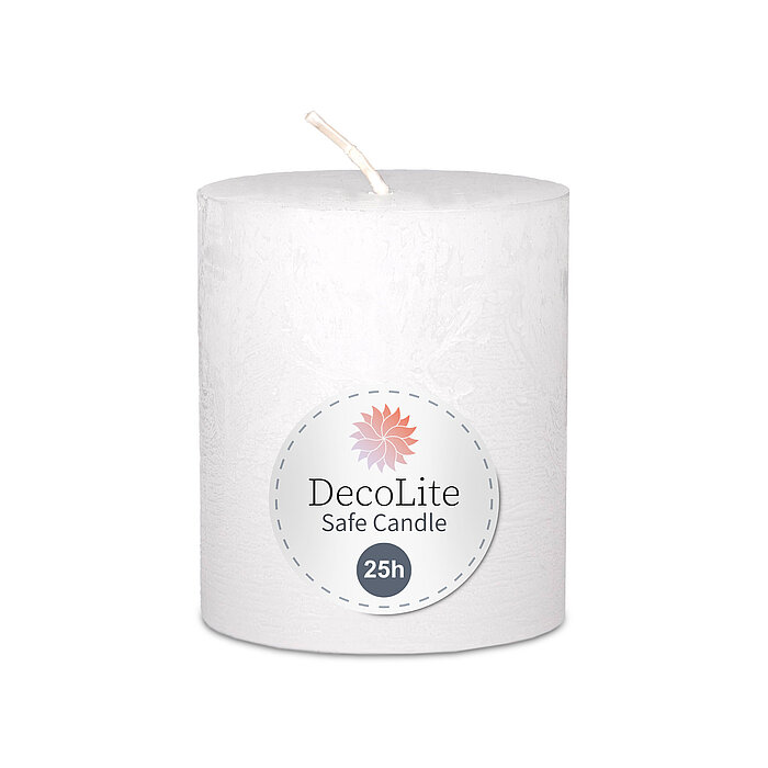 Eine Decolite Rustik-Stumpenkerze in Weiß mit der Größe 80/70mm. Auf dem Etikett mit Decolite-Logo kann der Hinweis "Safe Candle" und die Brenndauer von 25h abgelesen werden.