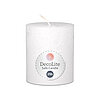 Eine Decolite Rustik-Stumpenkerze in Weiß mit der Größe 80/70mm. Auf dem Etikett mit Decolite-Logo kann der Hinweis "Safe Candle" und die Brenndauer von 25h abgelesen werden.