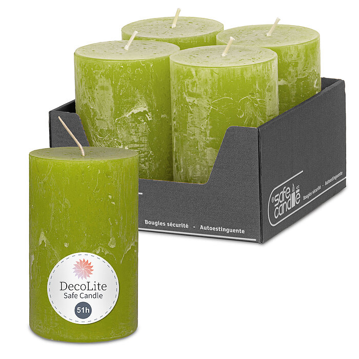Eine Rustik-Stumpenkerze von Decolite 110/70mm (H/DM) mit Etikett „Safe Candle“ und "51h Brenndauer" in der Farbe Limone. Im Hintergrund ist der komplette 4er Pack der angebotenen Kerzen abgebildet, ein grauer Umkarton mit "Safe Candle" Aufdruck.