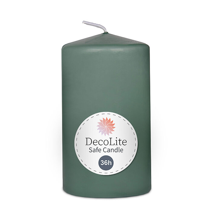 Eine Stumpenkerze von Decolite 100/60mm (H/DM) mit Etikett „Safe Candle“ und 36h Brenndauer in der Farbe Salbeigrün.