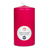 Eine Stumpenkerze von Decolite 130/70mm (H/DM) mit Etikett „Safe Candle“ und 61h Brenndauer in der Farbe Fuchsia.