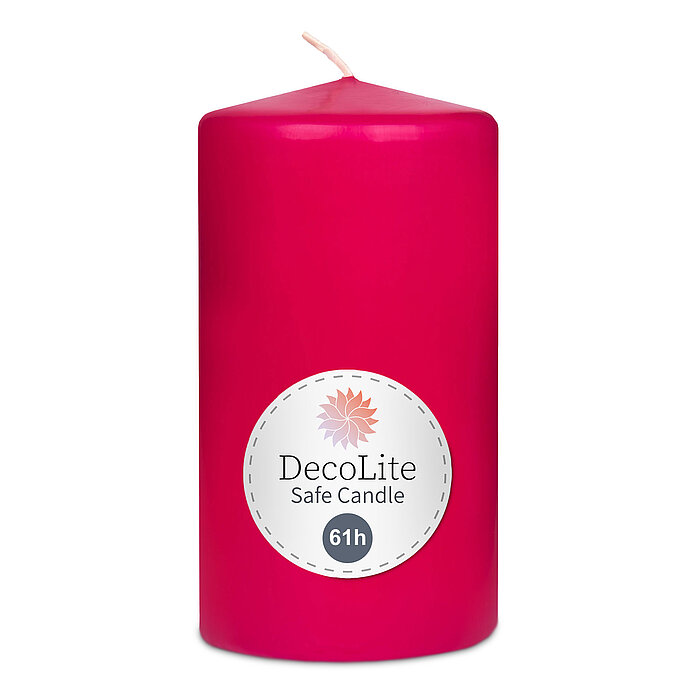 Eine Stumpenkerze von Decolite 130/70mm (H/DM) mit Etikett „Safe Candle“ und 61h Brenndauer in der Farbe Fuchsia.