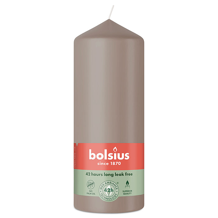 Eine Stumpenkerze von Bolsius mit den Maßen 150/58mm (H/DM) in der Farbe "Helles Taupe".