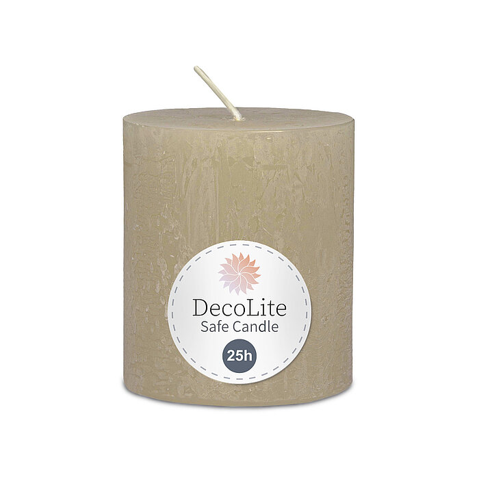 Eine Decolite Rustik-Stumpenkerze in Sahara / Beige mit der Größe 80/70mm. Auf dem Etikett mit Decolite-Logo kann der Hinweis "Safe Candle" und die Brenndauer von 25h abgelesen werden.