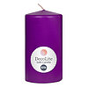 Eine Stumpenkerze von Decolite 130/70mm (H/DM) mit Etikett „Safe Candle“ und 61h Brenndauer in der Farbe Lila.