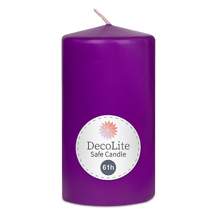 Eine Stumpenkerze von Decolite 130/70mm (H/DM) mit Etikett „Safe Candle“ und 61h Brenndauer in der Farbe Lila.