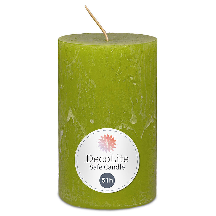 Eine Decolite Rustik-Stumpenkerze in Limone mit der Größe 110/70mm. Auf dem Etikett mit Decolite-Logo kann der Hinweis "Safe Candle" und die Brenndauer von 51h abgelesen werden.