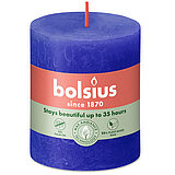 Rustik Stumpenkerze durchgefärbt von Bolsius in der Farbe Majorelle Blau mit den Maßen 80/68mm (H/DM)