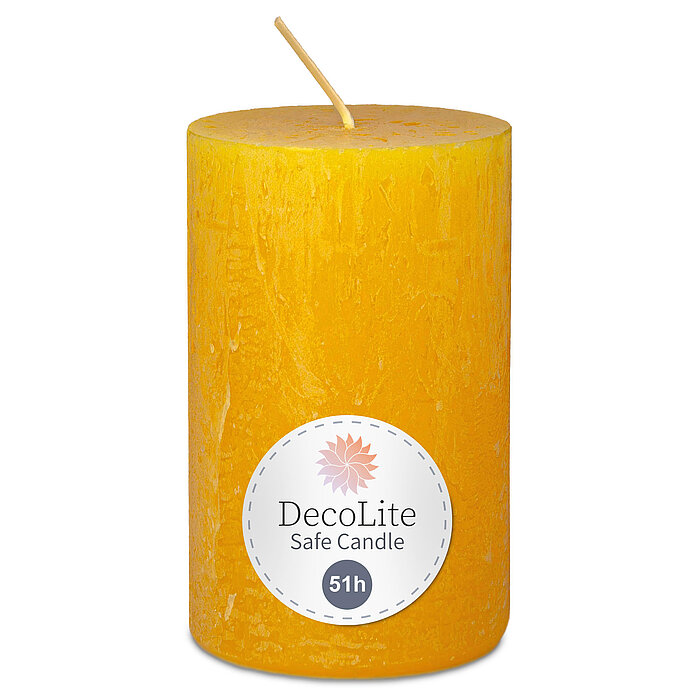 Eine Decolite Rustik-Stumpenkerze in Anthrazit mit der Größe 110/70mm. Auf dem Etikett mit Decolite-Logo kann der Hinweis "Safe Candle" und die Brenndauer von 51h abgelesen werden.