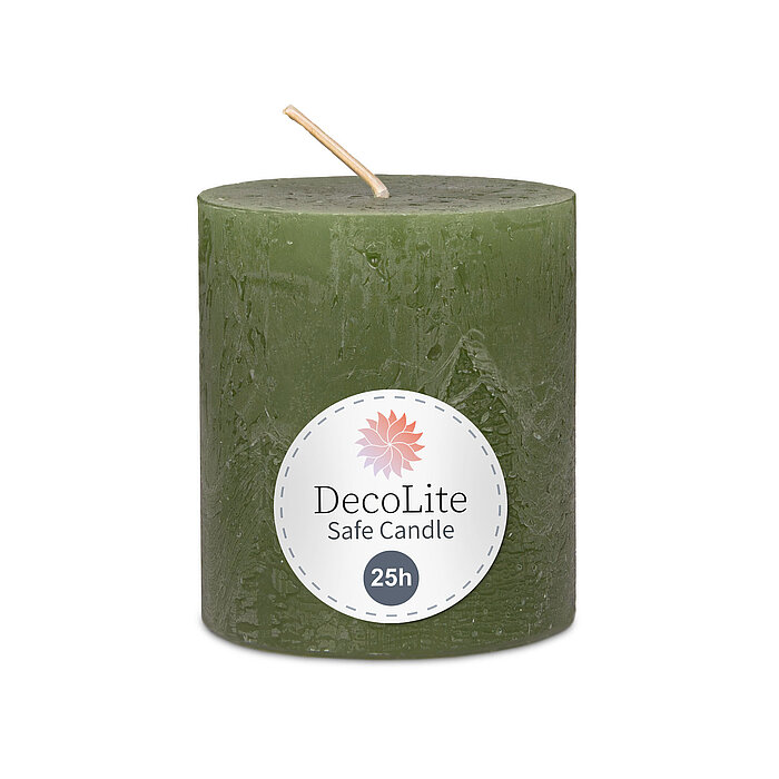 Eine Decolite Rustik-Stumpenkerze in Olive mit der Größe 80/70mm. Auf dem Etikett mit Decolite-Logo kann der Hinweis "Safe Candle" und die Brenndauer von 25h abgelesen werden.