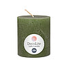 Eine Decolite Rustik-Stumpenkerze in Olive mit der Größe 80/70mm. Auf dem Etikett mit Decolite-Logo kann der Hinweis "Safe Candle" und die Brenndauer von 25h abgelesen werden.
