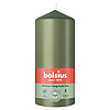 Eine Stumpenkerze von Bolsius mit den Maßen 130/68mm (H/DM) in der Farbe "Frische Olive".
